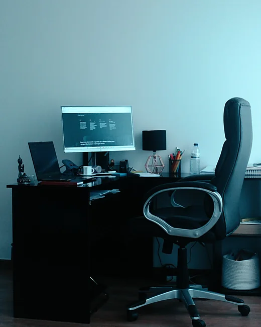 Secretária de trabalho, com o monitor, o candeeiro e os processos do dia